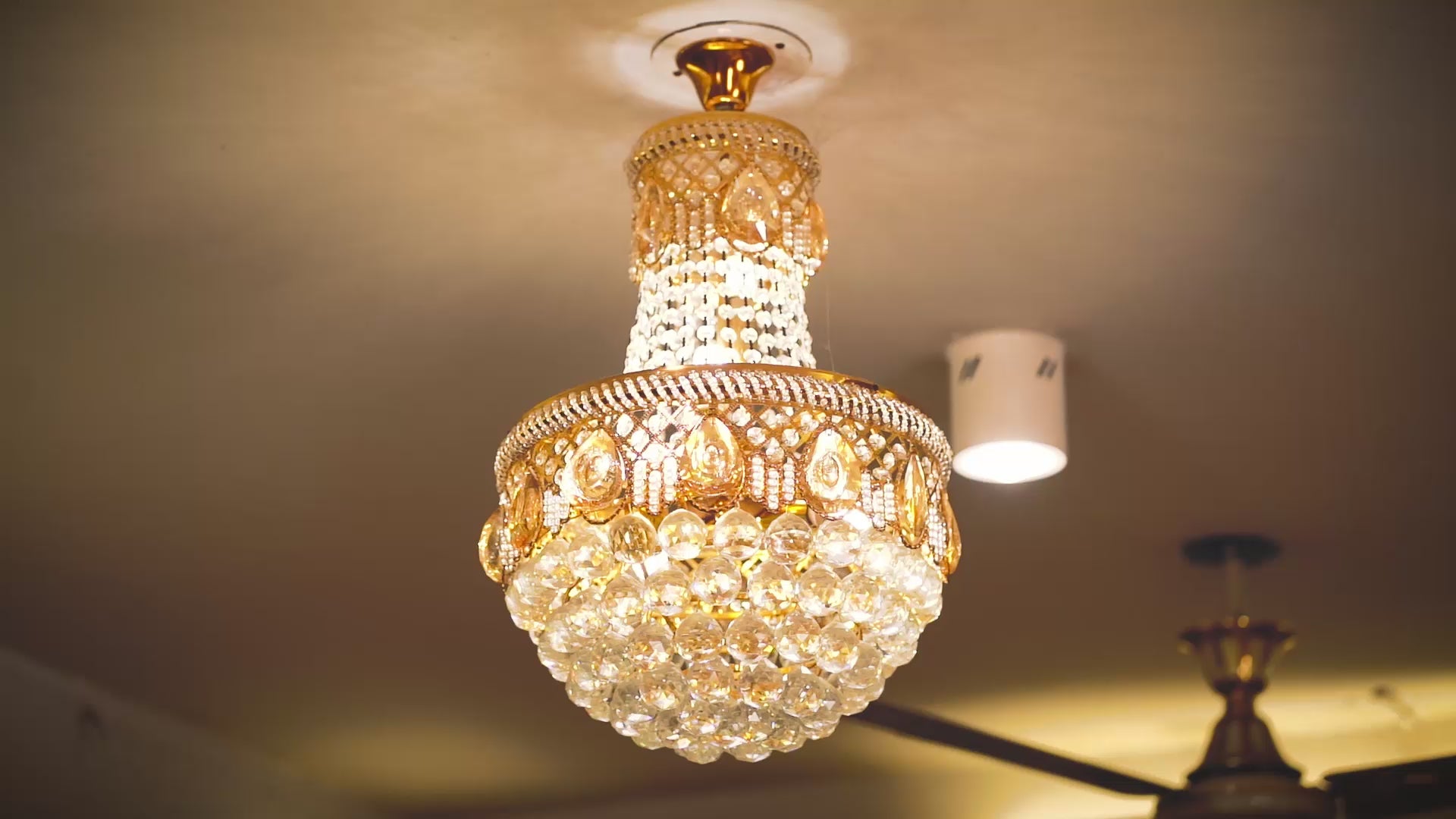 Load video: Fancy Chandelier